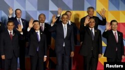 美国总统奥巴马和新西兰、越南、泰国、新加坡等国领导人在APEC马尼拉峰会上(2015年11月19日)