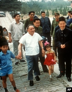 1993年5月中共前领导人邓小平与他的孙子(左一)和外孙女出游合影。