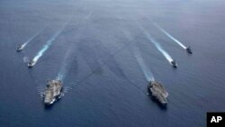 美国海军照片:尼米兹号和里根号航空母舰组成的双航母战斗群7月6日在南中国海航行。(2020年7月6日)