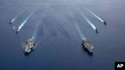 美国海军的尼米兹号和里根号航空母舰组成的双航母战斗群7月6日在南中国海航行。(美国海军提供)