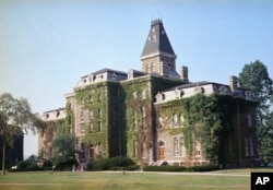 康奈尔大学校园大约1870年建造的麦克格罗礼堂(资料照)