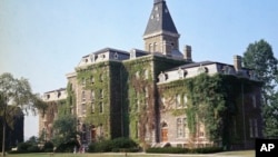 康奈尔大学校园大约1870年建造的麦克格罗礼堂(资料照)