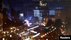 အရင်ဘာလင်တံတိုင်းရှိခဲ့ရာ Brandenburg ဂိတ်မှာ အလင်းမီးပေါင်း ၈ ထောင် ထွန်းပြီး ၂၅ နှစ်ပြည့် အထိမ်းအမှတ်ကျင်းပစဉ်။ (နိုဝင်ဘာ ၇၊ ၂၀၁၄)