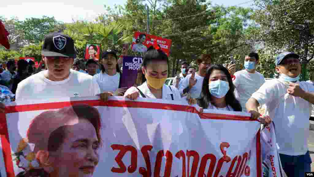 ရန်ကုန်မြို့ ကုလသမဂ္ဂရုံးရှေ့ စစ်အာဏာဆန့်ကျင်ဆန္ဒပြ မြင်ကွင်း။