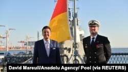 日本防卫大臣岸信夫星期五(11月5日)登上正在日本访问的德国海军巴伐利亚号护卫舰。图右是巴伐利亚号护卫舰舰长卡尔斯基。(路透社照)