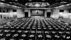 历史照片:中共在可容纳4500人的北京人民大会堂友谊大厅举行盛大晚宴,庆祝中华人民共和国成立25周年。(1974年9月30日)