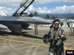 台湾空军上尉飞行官蒋惠宇是军中首位驾驶美国制造的F-16型战机的女飞行员。她希望能够前往美国接受进一步训练。(美国之音萧洵拍摄)