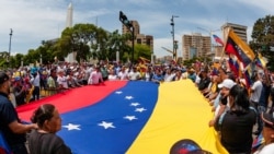 Тисячі венесуельців взяли участь у вуличних протестах проти результатів президентських виборів. Відео Тисячі венесуельців взяли участь у вуличних протестах проти результатів президентських виборів. Відео