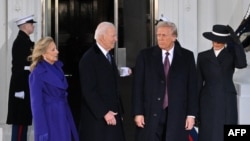 美国总统乔·拜登、第一夫人吉尔·拜登(左)与当选总统唐纳德·特朗普(右二)和妻子梅拉尼娅·特朗普(右)抵达华白宫。