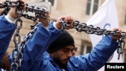 在北京冬奥会召开前,人权组织国际特赦的活动人士在巴黎参加抗议中国践踏人权的示威活动。(路透社2022年1月26日)