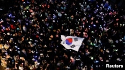 စစ်အုပ်ချုပ်ရေးကြေညာခဲ့တဲ့သမ္မတ Yoon Suk Yeol ကို ကန့်ကွက်ဆန္ဒပြနေကြတဲ့ တောင်ကိုရီးယားပြည်သူများ