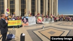 资料照片:全球释放班禅喇嘛根敦确尼玛团结运动的会场(2015年)