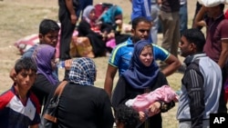 伊斯兰国激进份子占领伊拉克城市拉马迪后该城居民逃离家园(2015年5月16日)