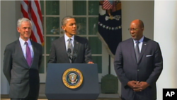 美国总统奥巴马 (左为商务部长布赖森,右为美国贸易代表柯克)