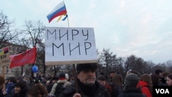 ជនជាតិស៊ីរីដែលគេចចេញពីសង្គ្រាម កំពុងព្យាយាមឆ្លងកាត់ព្រំដែនកាត់របងដែលខូចបាក់បែក ទៅកាន់ប្រទេសតួកគីដោយខុសច្បាប់ ក្នុងក្រុង Akcakale ខេត្ត Sanliurfa ប្រទេសតួកគី។