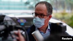 世卫组织丹麦籍新冠病毒武汉溯源专家组组长彼得·本·恩巴雷克(Peter Ben Embarek)在武汉机场。(2021年2月10日)