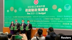 香港财政司长陈茂波(左二)周三出席财政预算案记者会。(2021年2月24日)