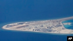在这张于2017年4月21日从菲律宾空军C-130运输机上拍摄的照片中,可以看到中国在渚碧礁上修建的飞机跑道和建筑。