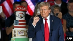 美国前总统、共和党总统候选人唐纳德-特朗普(Donald Trump)在佛罗里达州西棕榈滩的西棕榈会议中心在庆祝自己78岁生日的竞选集会上。(2024年6月14日)