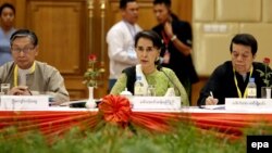 နိုင်ငံတော်အတိုင်ပင်ခံ ဒေါ်အောင်ဆန်းစုကြည် ကိုယ်တိုင် ဦးဆောင်တဲ့ ငြိမ်းချမ်းရေးဖော်ဆောင်ရေး ကော်မတီ။