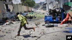 资料图片:一名索马里人在青年党发动的一次袭击中逃难。