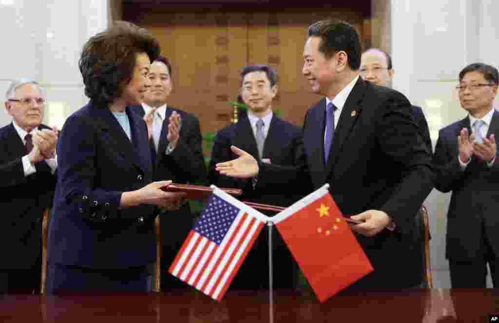 2018年4月27日,在中国交通部,美国运输部部长赵小兰同中国交通运输部长李小鹏在 《中美交通论坛第9次会议联合声明》签字仪式上握手。该声明确认将这个交通论坛提升为部长级机制。