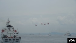4架直升机和6艘巡航舰一起进行“海安八号”海空联合演习(美国之音赵婉成拍摄)