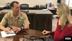 Đô đốc John Richardson trả lời phỏng vấn của nhà báo Carla Babb của VOA tại Ngũ Giác Đài.
