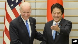 Віце-президент Джозеф Байден (л) і прем’єр-міністр Сіндзо Абе