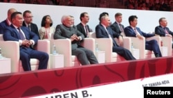 俄罗斯总统普京,日本首相安倍晋三,印度总理莫迪和蒙古总统巴特图勒嘎在远东城市符拉迪沃斯托克(海参崴)出席远东经济论坛会议期间观看柔道表演。(2019年9月5日)