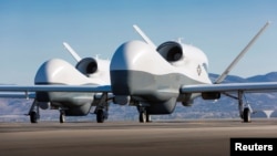 2013年5月22日加利福尼亚州帕姆代尔市诺斯洛普·格鲁门公司测试设施停机坪上的两架RQ-4“全球鹰”型无人机