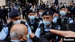 香港大批警察2023年2月6日在法庭外戒备。(路透社)