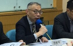 台湾师大教授范世平2019年12月17日在大选民调发布会上 (美国之音齐勇明摄)