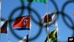 朝鲜与日本国旗并排在2018冬季奥运会奥运村飘扬(美联社)