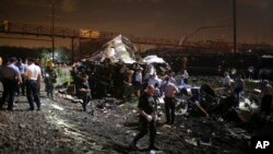 一列通勤火车5月12日晚间在费城附近脱轨,紧急事务部门人员在事故现场展开营救行动。