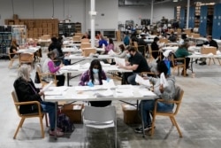 位于美国佐治亚州劳伦斯维尔的一处大选选务中心,工作人员在清点票数(2020年11月6日)