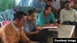 ဖားကန့်မြို့နယ် ဆိပ်မူကျေးရွာ ရာအိမ်မှူး ဒေါ်နန္ဒာလှိုင် ကို ရပ်ကွက်အုပ်ချုပ်ရေး အစည်းအဝေးတွင်တွေ့ရစဉ် (သတင်းဓါတ်ပုံ- Zaw Moe Htet)