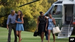 2015年8月23日，美国总统奥巴马一家在玛莎葡萄园度假结束回到白宫。（资料照片）