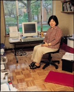 王友琴在书房(王友琴提供图片)