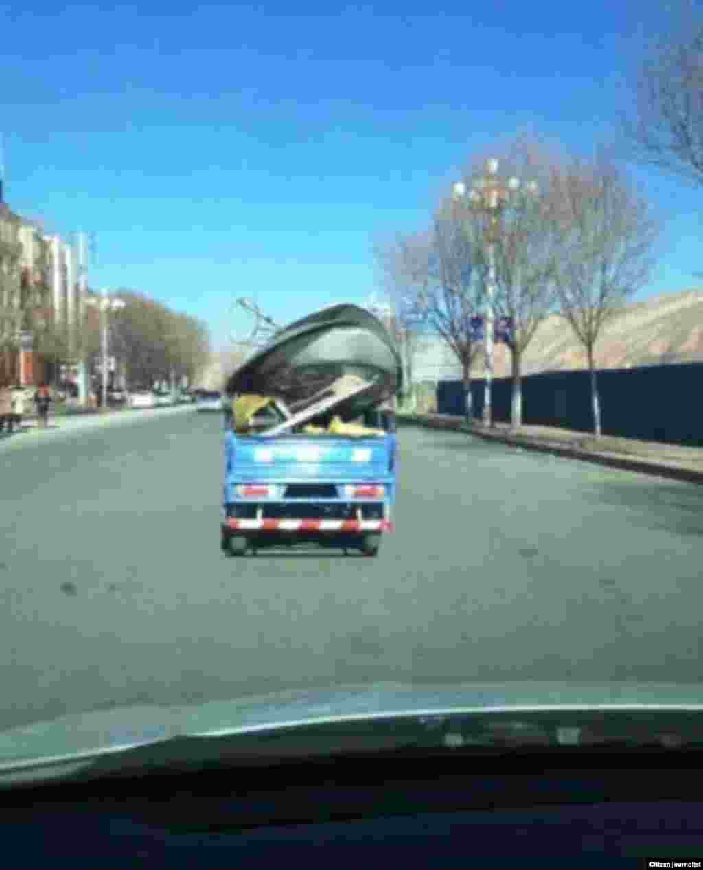 当地民众2013年1月9日拍下的照片显示,在青海黄南藏族自治州的大规模查处行动中,卡车运走没收和拆毁的卫星电视接收器。