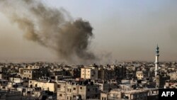 资料照片:2024年3月27日,在以色列与巴勒斯坦激进组织哈马斯之间持续不断的冲突中,加沙地带南部拉法的建筑物上空浓烟滚滚。(法新社照片)