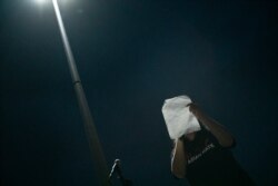 佐治亚华人社区组织者苏静在一场由韩裔美国人组织的集会上呼吁反对针对亚裔的仇恨(美国之音记者文灏拍摄)