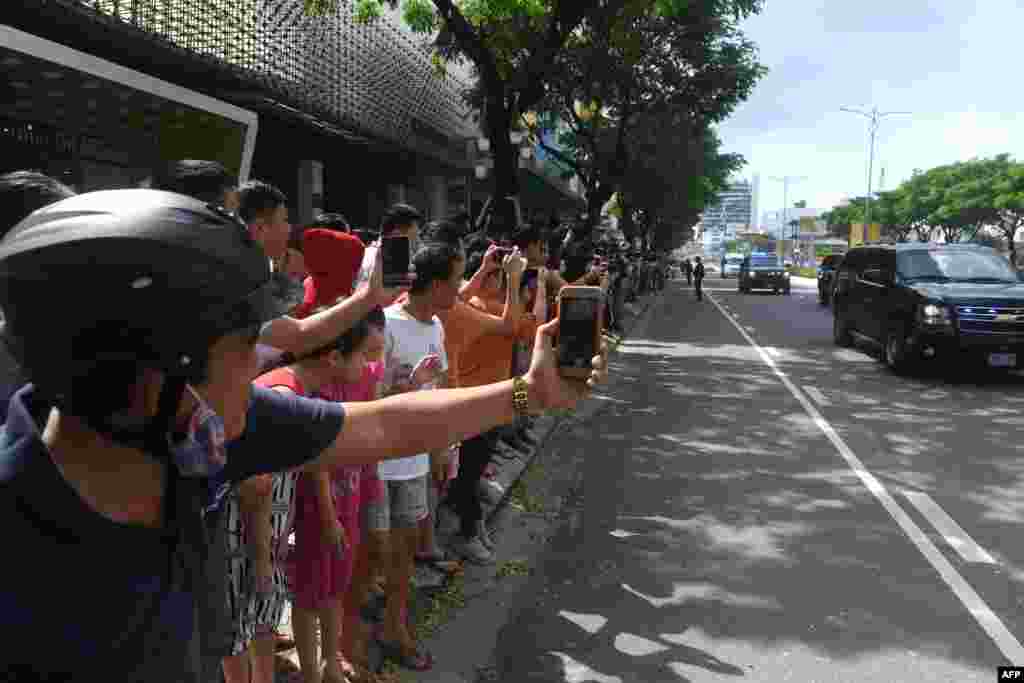 在越南中部城市岘港,参加亚太经合组织(APEC)年度峰会的美国总统川普的车队经过时,人们观看和照相(2017年11月10日)。 美国媒体援引消息人士的话说,正在考虑中的美朝第二次峰会地点包括越南岘港。  