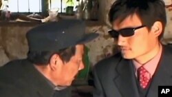 图为山东盲人维权人士陈光诚(右)资料图