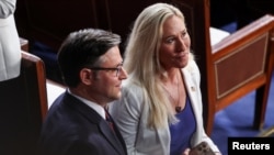 Спікер Майк Джонсон та конгресвумен Марджорі Тейлор Грін спілкуються під час візиту прем'єр-міністра Японії Фуміо Кісіди, за кілька тижнів до голосування за пакет допомоги партнерам, 11 квітня, 2024 р.