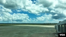 马特拉·拉贾帕克萨国际机场空荡荡的停机坪。(美国之音朱诺拍摄,2017年1月28日)