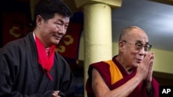 藏人行政中央政治领导人洛桑森格(左)与达赖喇嘛8月8日在印度达兰萨拉