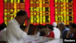 中国股民在上海一间证卷交易所里