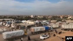 Các xe tải chở hàng cứu trợ đi về hướng cửa khẩu Rafah để tiến vào dải Gaza hôm 17/1 năm 2024