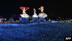 台北市一家公园内的元宵节灯会前夕的猴灯。(2016年2月21日)